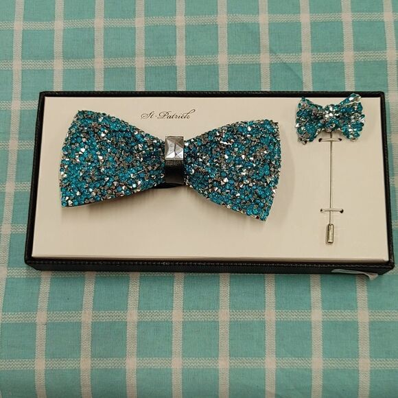 MEN'S ST. PATRICK BLING BLING SEQUENCE AND SHINY  BOW TIE AND LAPEL FLOWER PIN. - Picture 1 of 4